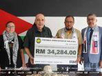 pihak-fam-secara-simbolis-menyerahkan-cek-sumbangan-kepada-duta-besar-palestina.jpg