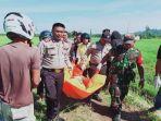pihak-kepolisian-mengevakuasi-korban-tewas-di-dalam-parit-irigasi-sawah-warga-kelurahan-anjongan.jpg