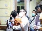pilar-saga-ichsan-menggendong-bocah-laki-laki-yang-menjadi-korban-kekerasan.jpg