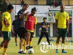 pimpin-latihan-persebaya-surabaya-wolfgang-pikal-tekankan-pemain-tingkatkan-komunikasi-antar-lini.jpg