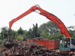 pintu-air-manggarai-di-penuhi-sampah_20200922_232241.jpg