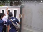 pintu-depan-rumah-angel-lelga-retak-dan-ada-noda-sepatu-diduga-pengerusakan.jpg