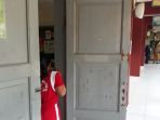 pintu-di-sdn-01-pinangsia-jakarta-barat-yang-tetap-rusak_20180430_140750.jpg