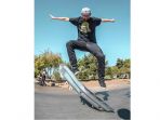 pintu-mobil-yang-digunakan-sebagai-papan-skateboard_20181102_132406.jpg