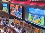 pj-wali-kota-bekasi-raden-gani-muhammad-membawa-foto-asn-kota-bekasi-pamer-jersey-02-di-sidang-mk.jpg
