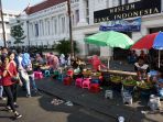 pkl-kota-tua-menjamur-pada-libur-lebaran_20180617_182322.jpg