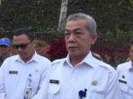 plh-bupati-pakpak-bharat-sahat-banurea-yang-diwawancarai-seusai-memimpin-apel-gabungan-asn-di.jpg