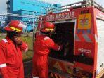 pln-ip-melalui-upk-singkawang-mengerahkan-1-unit-mobil-damkar.jpg