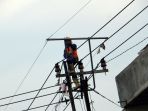 pln-pasang-ground-wire-steel-gws-melindungi-kabel_20200805_201605.jpg