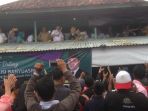 plt-bupati-muba-beni-hernedi-pada-saat-melemparkan-lemang-dalam-prosesi-sedekah-rami_20180411_195438.jpg
