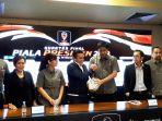 plt-ketum-pssi-gusti-randa-saat-bersalaman.jpg
