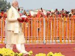 pm-india-narendra-modi-berjalan-menuju-tangga-kuil-saat-peresmian-kuil-hindu-rama.jpg