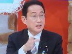 pm-jepang-fumio-kishida-di-sebuah-acara-tv-jepang.jpg