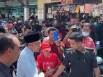 pm-malaysia-anwar-ibrahim-blusukan-ke-pasar.jpg