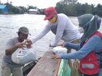 pmi-banjar-distribusi-bantuan-logistik-kepada-warga-terisolasi-banjir-dengan-perahu.jpg