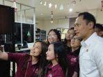 pn-agus-harimurti-yudhoyono-jadi-rebutan-untuk-berfoto-di-manado.jpg