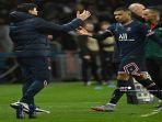 pochettino-kala-bersalaman-dengan-mbappe.jpg