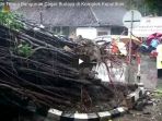 pohon-beringin-timpa-bangunan-cagar-budaya-di-komplek-kepatihan_20171128_174521.jpg