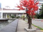 pohon-plastik-imitasi-ditanam-di-halaman-balaikota_20180603_120443.jpg