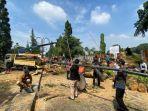 pohon-tua-raksasa-tumbang-di-Jalan-Dago-Bandung-18-Mei-2025_.jpg