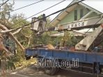 pohon-tumbang-menimpa-rumah-warga_1_20181020_124945.jpg