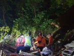 pohon-tumbang-menimpa-warung-di-mojokerto.jpg