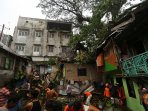 pohon-tumbang-timpa-rumah-di-medan_20160210_224946.jpg
