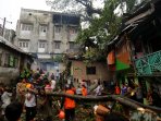 pohon-tumbang-timpa-rumah-di-medan_20160210_225354.jpg