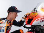 pol-espargaro-dengan-motor-barunya-yang-di-launching-repsol-honda.jpg