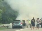 polantas-bantu-padamkan-mobil-terbakar.jpg