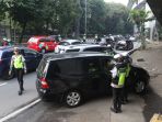 polantas-memberi-sangsi-tilang-pelanggar-ganjil-genap_20180801_144923.jpg
