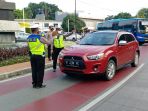 polantas-razia-mobil-bernopol-ganjil-genap_20210901_200651.jpg