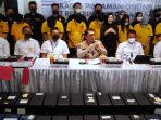 polda-jabar-tetapkan-8-tersangka-pinjol-ilegal_20211021_203414.jpg