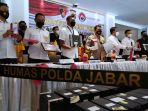 polda-jabar-tetapkan-8-tersangka-pinjol-ilegal_20211021_203551.jpg