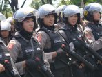 polda-jatim-bentuk-polwan-pengurai-massa_20150317_175109.jpg