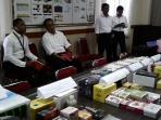 polda-kalsel-sita-44-ribu-kosmetik-tanpa-izin-edar-dan-palsu_20161011_203322.jpg