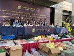 polda-metro-jaya-menggelar-konferensi-pers-terkait-kasus-kosmetik-ilegal.jpg