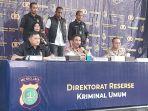 polda-metro-jaya-merilis-penangkapan-pelaku-pencurian-dan-pemerkosaan-spg-showroom.jpg