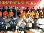 polda-metro-jaya-ungkap-kasus-pembunuhan-pengusaha-ekspedisi_20200824_173242.jpg