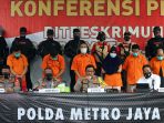 polda-metro-jaya-ungkap-kasus-pembunuhan-pengusaha-ekspedisi_20200824_180137.jpg