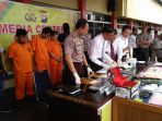 polda-riau-ekspose-pengungkapan-7-kilogran-sabu-dan-29-butir-pil-ekstasi_20171030_114249.jpg