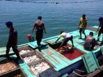 polda-sulselbar-tangkap-kapal-pengangkut-ikan_20160213_131823.jpg