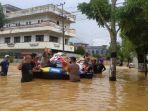 polers-hst-angkut-beras-untuk-korban-banjir.jpg