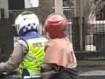 polisi-ajak-jalan-jalan-ibu-hamil-yang-mengidam.jpg