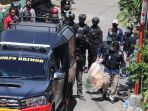polisi-amankan-barang-bukti-dari-rumah-pelaku-bom-makassar_20210329_221405.jpg