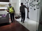 polisi-amankan-barang-bukti-kasus-keracunan-gas_20180721_055029.jpg