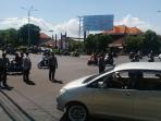polisi-amankan-jalur-pengunjuk-rasa_20160320_133911.jpg