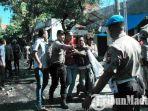 polisi-amankan-massa-aksi-di-kabupaten-pamekasan-madura-yang-protes-penembakan-massa.jpg