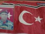 polisi-amankan-ratusan-bendera-bintang-bulan-dari-bandar-sabu_20160627_232320.jpg