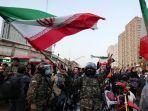 polisi-anti-huru-hara-iran-mengibarkan-bendera-nasional.jpg
